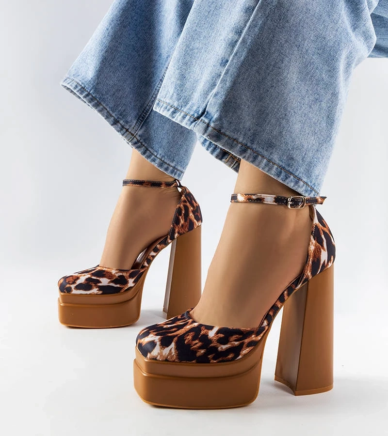 Barna magas sarkú cipő Romines