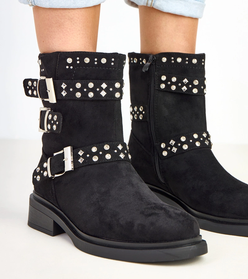 Fekete bokacsizma alacsony sarokkal és cirkóniával Brosca