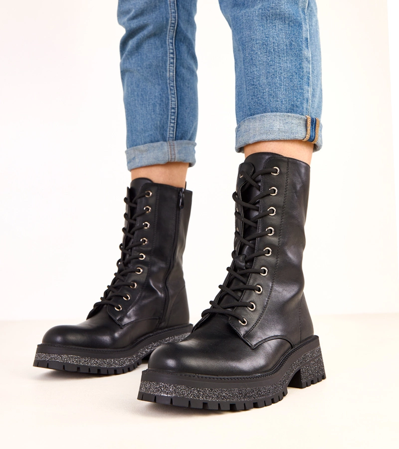 Fekete platformos bokacsizma díszes talppal Asevie