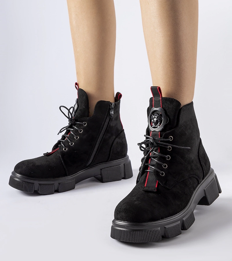 Fekete csizma piros díszítéssel Monrency