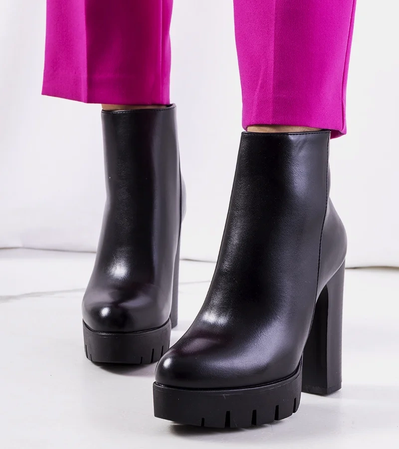 Fekete magas sarkú Karlo bokacsizma