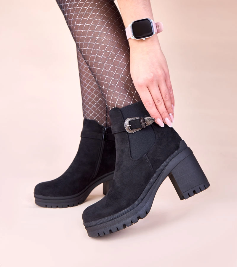 Gwella díszes csattal ellátott fekete bokacsizma