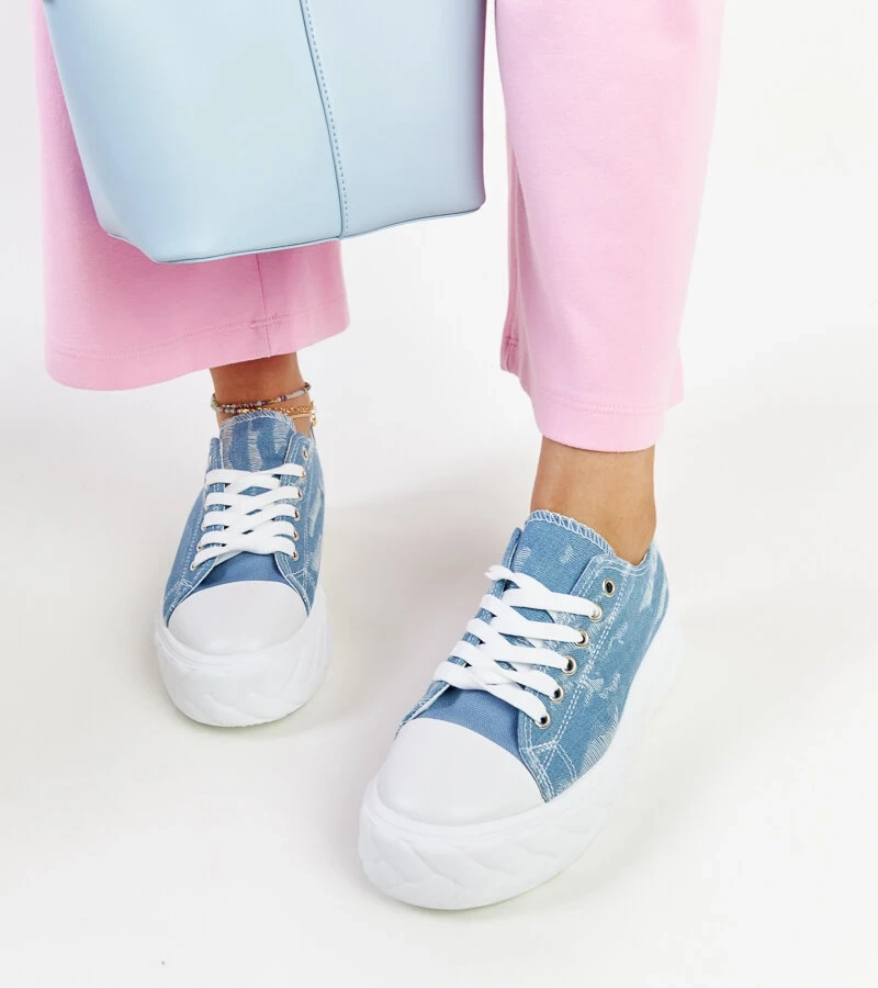 Almaz magas platformon lévő kék tornacipő