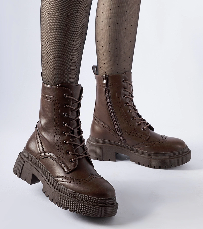 Barna díszített varrással ellátott Nicla bakancsok