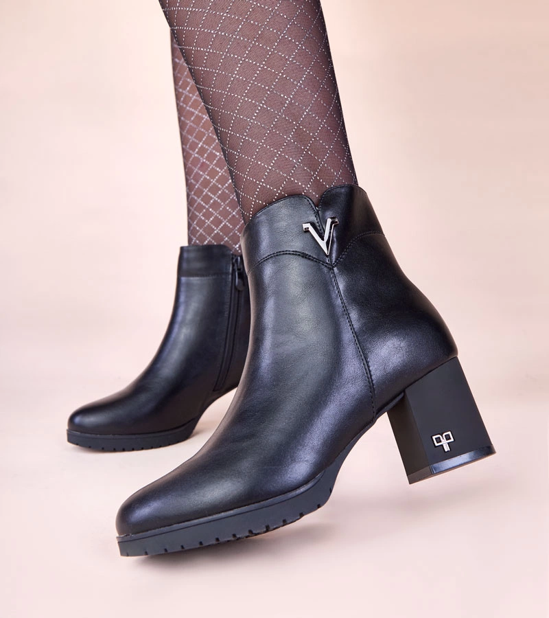 Matt felületű, vastag sarkú fekete bokacsizma Ardisa