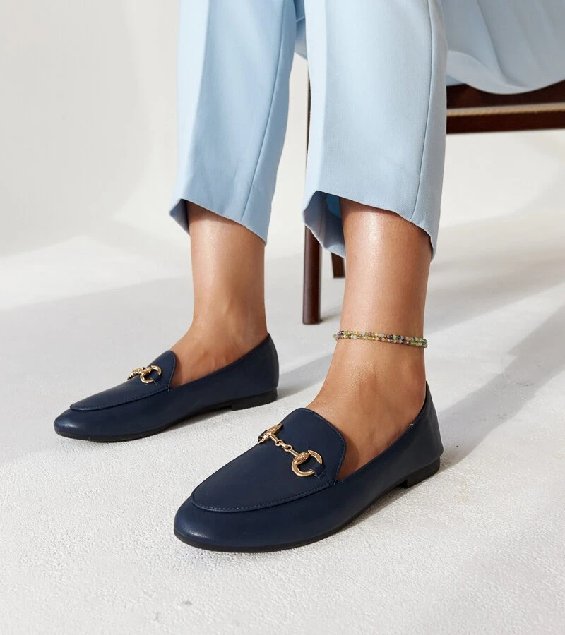 Erminia csatokkal ellátott gránát kék mokaszinok