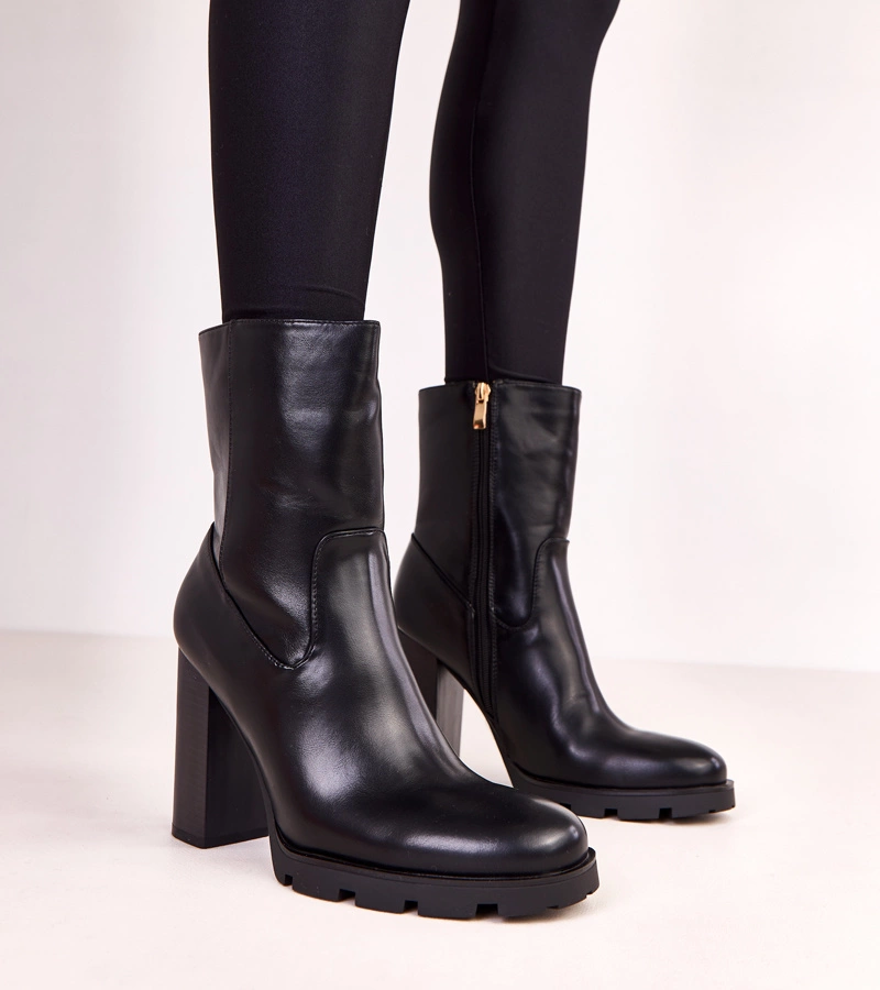 Wendora női fekete bokacsizma oszlopos sarokkal