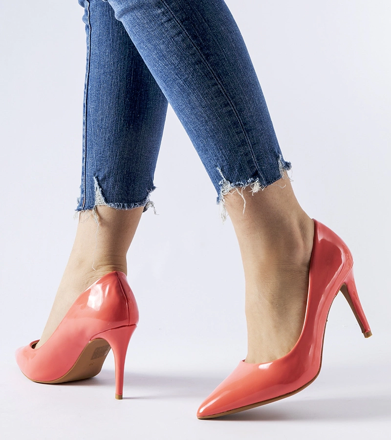 Różowe szpicowate szpilki Agrate w języku węgierskim brzmią: Rózsaszín hegyes tűsarkú Agrate.