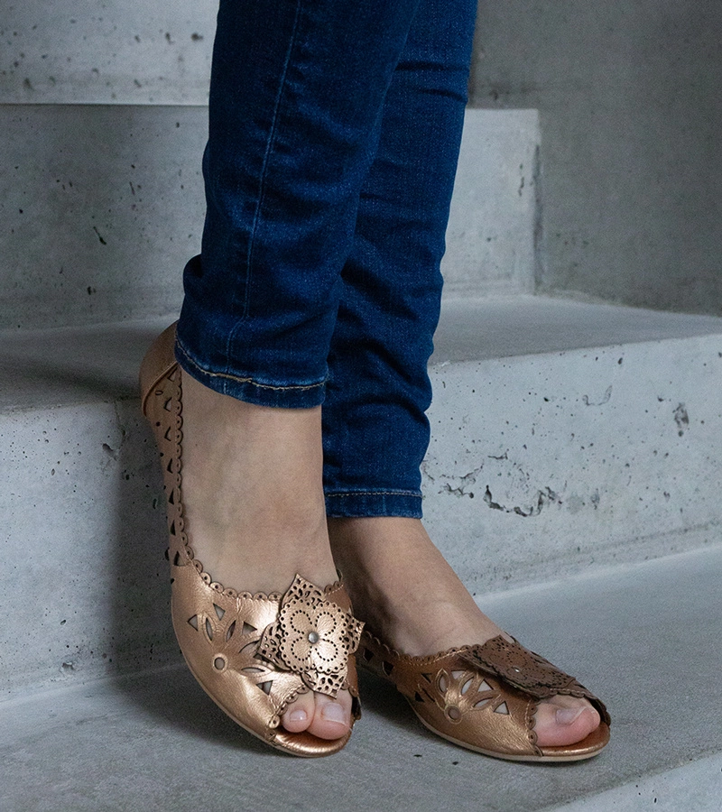 Arany nyitott orrú csipkés balerinacipő Lore