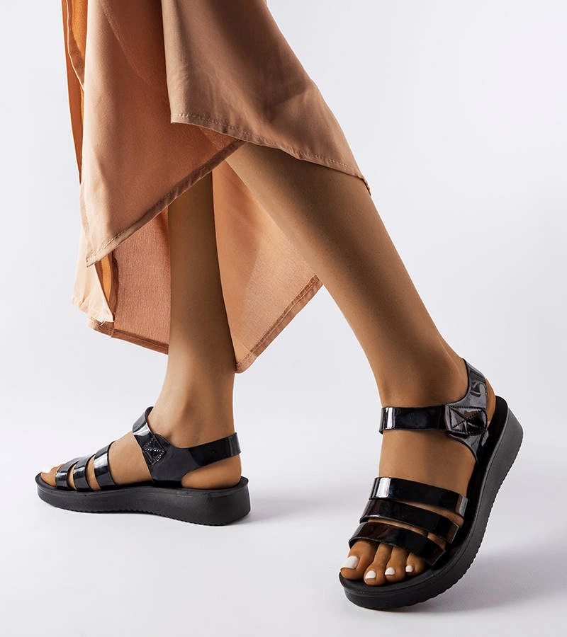 Fekete lakkozott talpú szandál Covillon