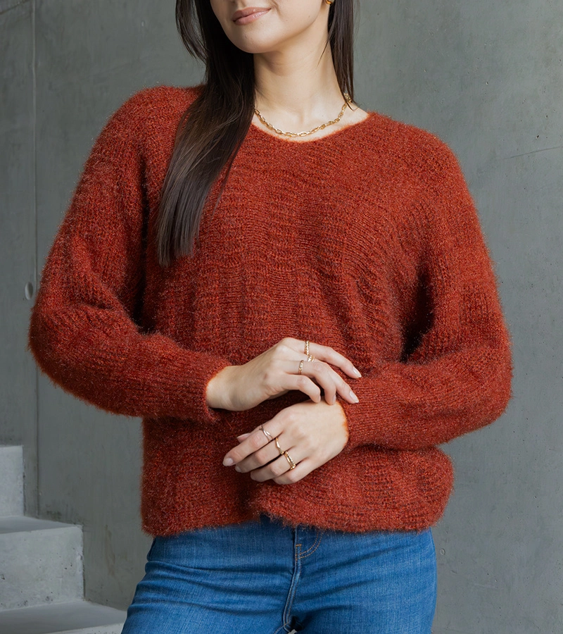 Czerwony sweterek z dekoltem Neveri po węgiersku to: "Piros Neveri nyakú pulóver".