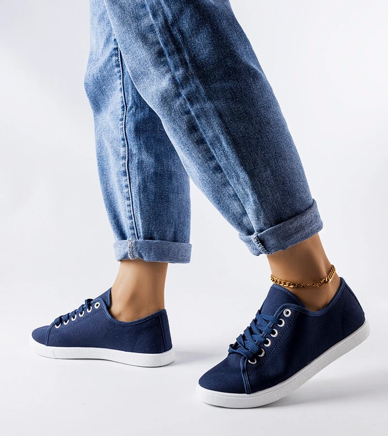 Sötétkék anyagból készült Razan teniszcipő.