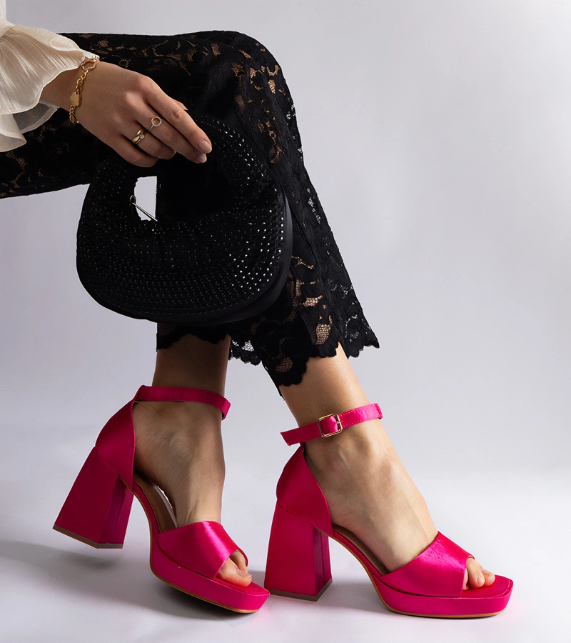 Rózsaszín szatén szandálok masszív sarokkal Saucedo