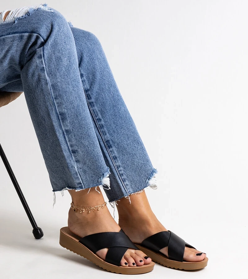 Fekete bokacsizma Burtuka bőrből készült platformtal