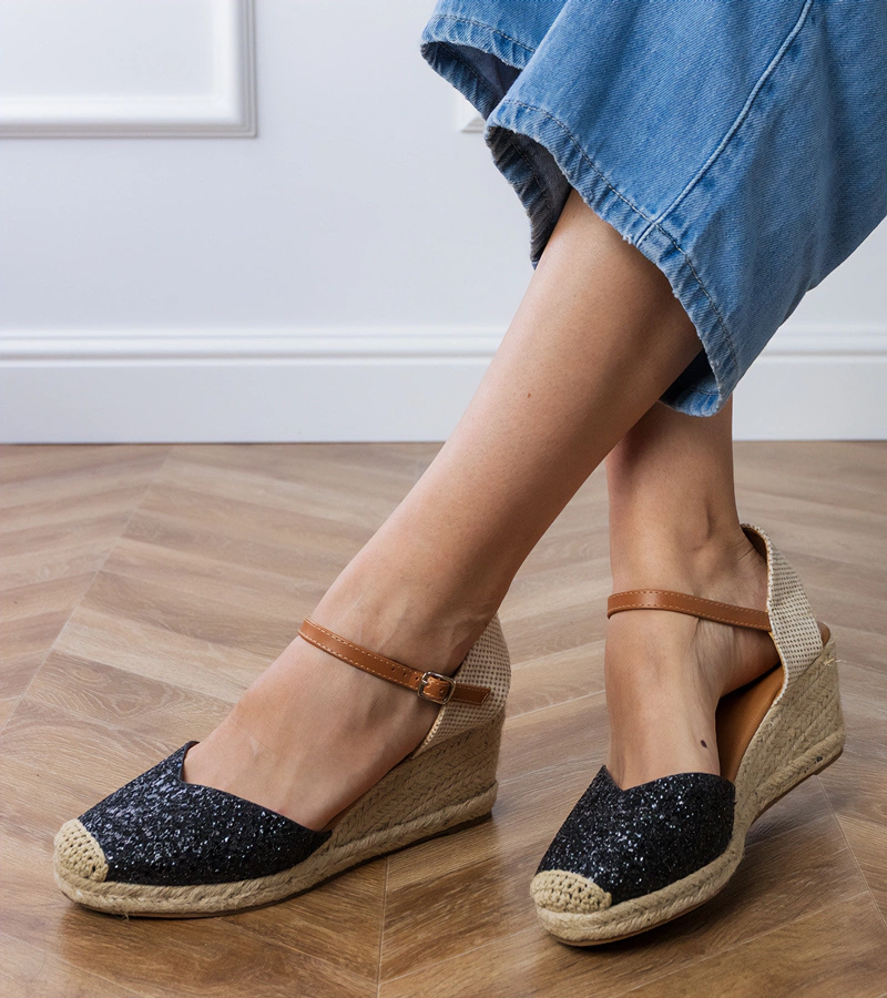 Fekete, csillogó telitalpú szandál Saluni