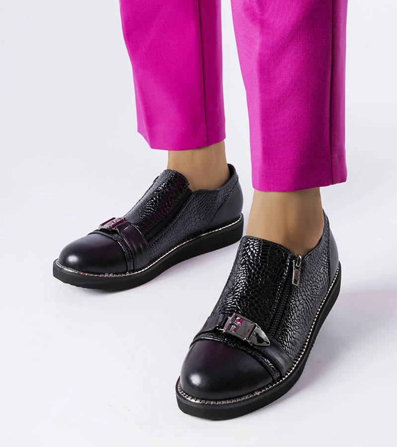 Fekete bőrcipő Hugues domborítással