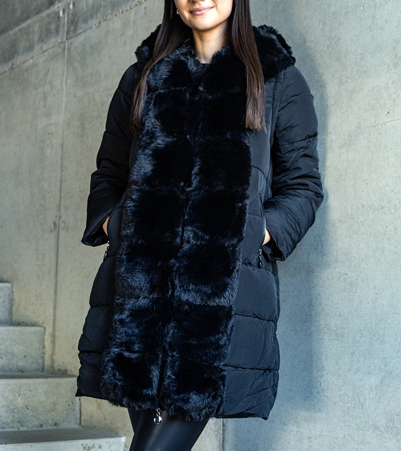 Fekete hosszú steppelt kabát levehető ujjakkal, Louis bundával díszítve.