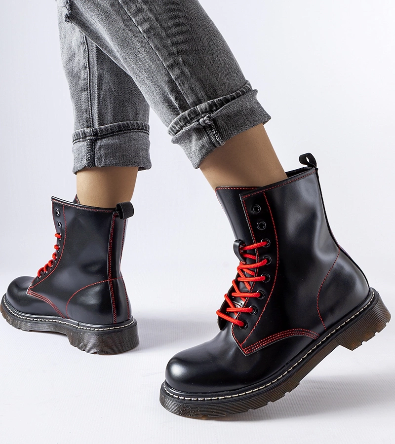 Fekete Rocco cipők piros cérnával díszítve