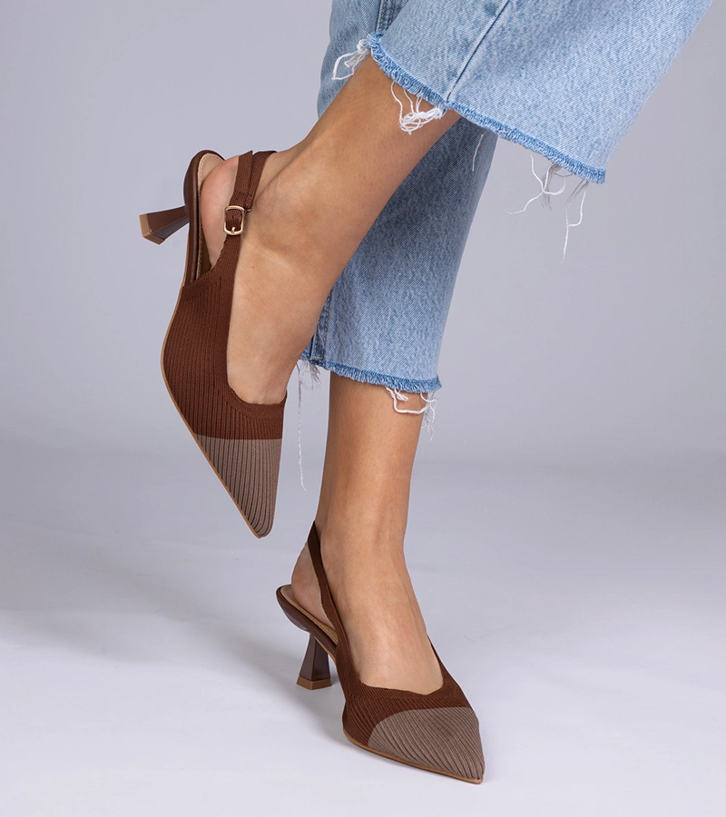 Klersi alacsony sarkú anyagból készült barna magassarkú cipő