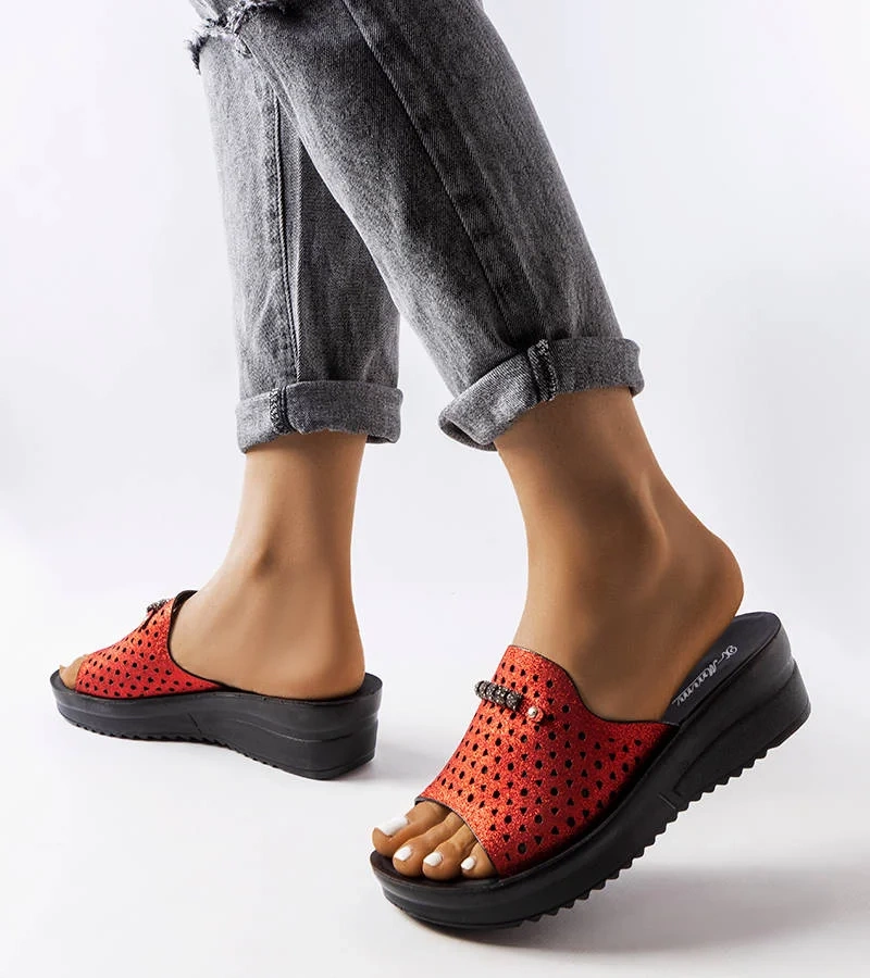 Piros csillogó talpú Liisa szandál.