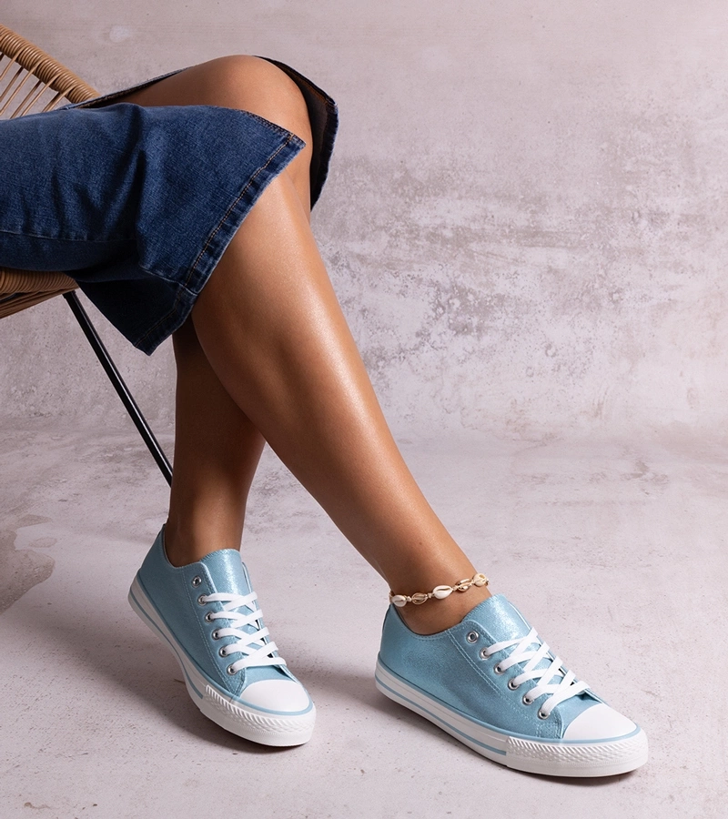 Rashidah fényes kék tornacipői