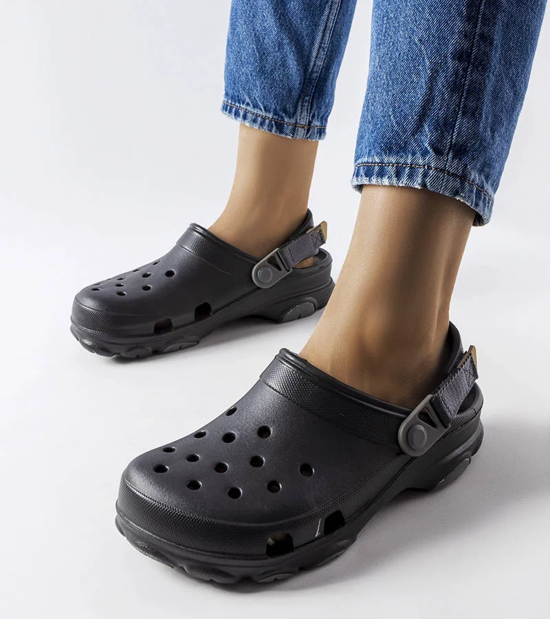 Fekete lyukas Crocs papucsok