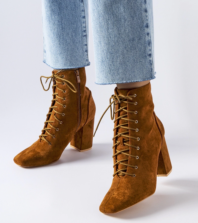 Barna csizmák cipőfűzővel Drouins talpon