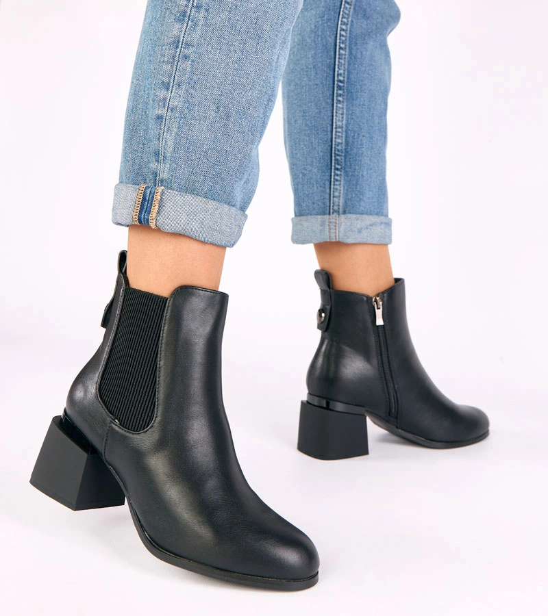 Fekete rugalmas betétes, vastag sarkú bokacsizma Taina