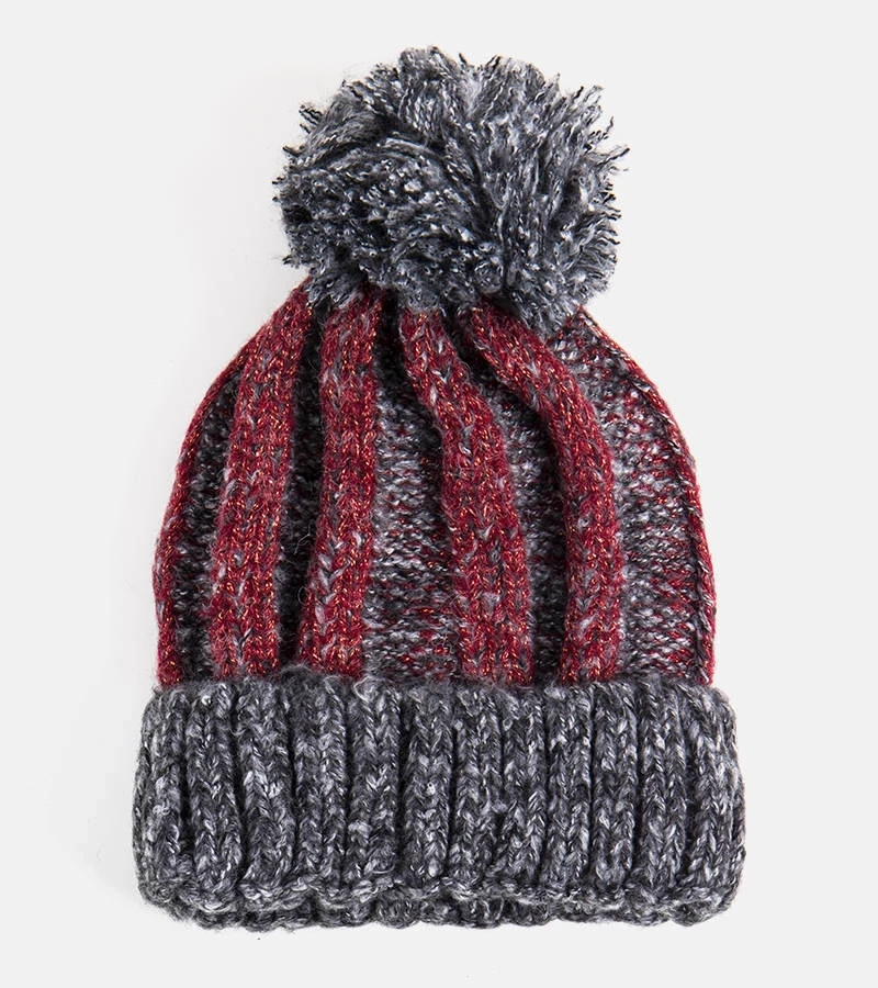 Fekete pomponos Cormil sapka