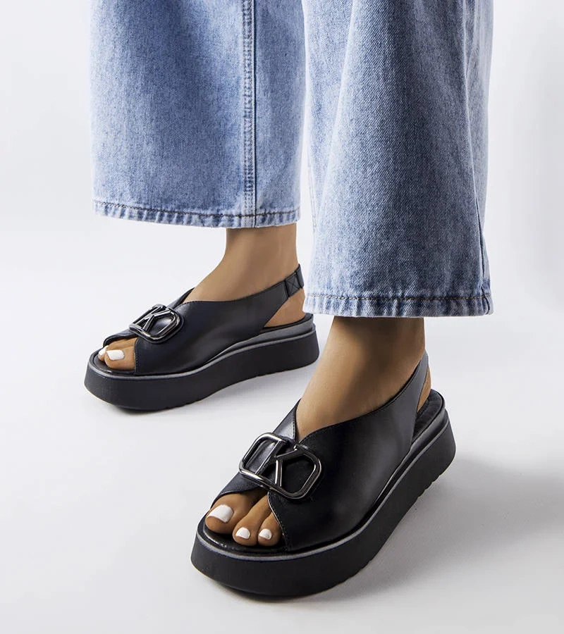 Fekete díszített platformos szandál KARINO