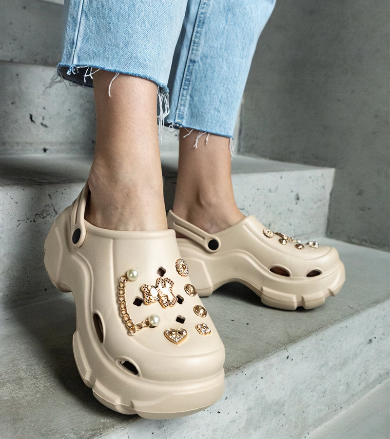 Bézs zárt platform papucsok Aria kitűzőkkel díszítve