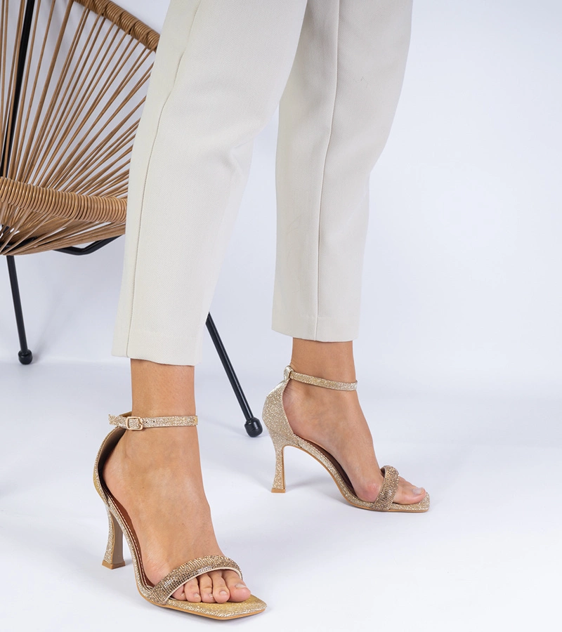 Arany elegáns tűsarkú szandálok cirkóniával díszítve Tarlina