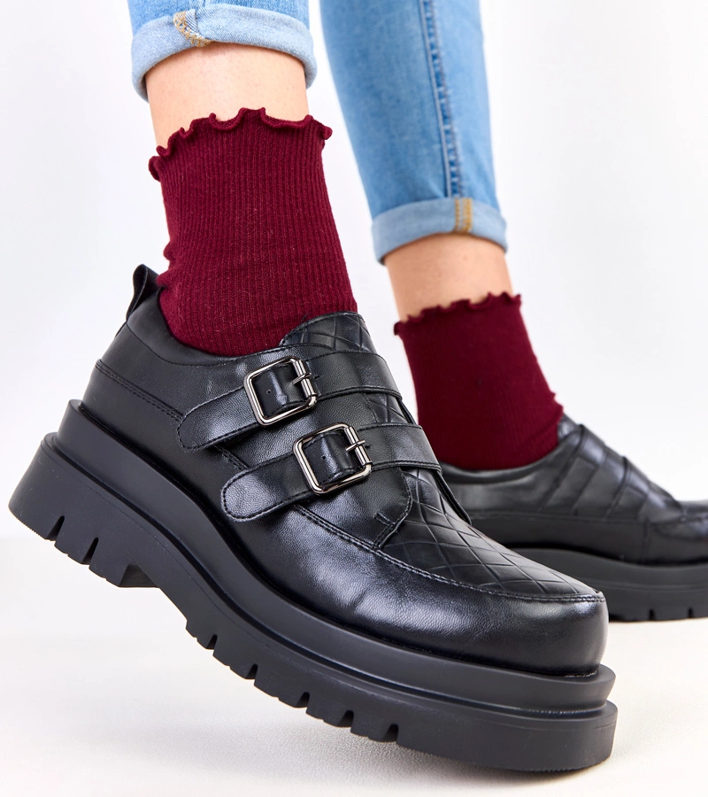 Fekete félcipő masszív talppal, csatokkal díszítve Juke