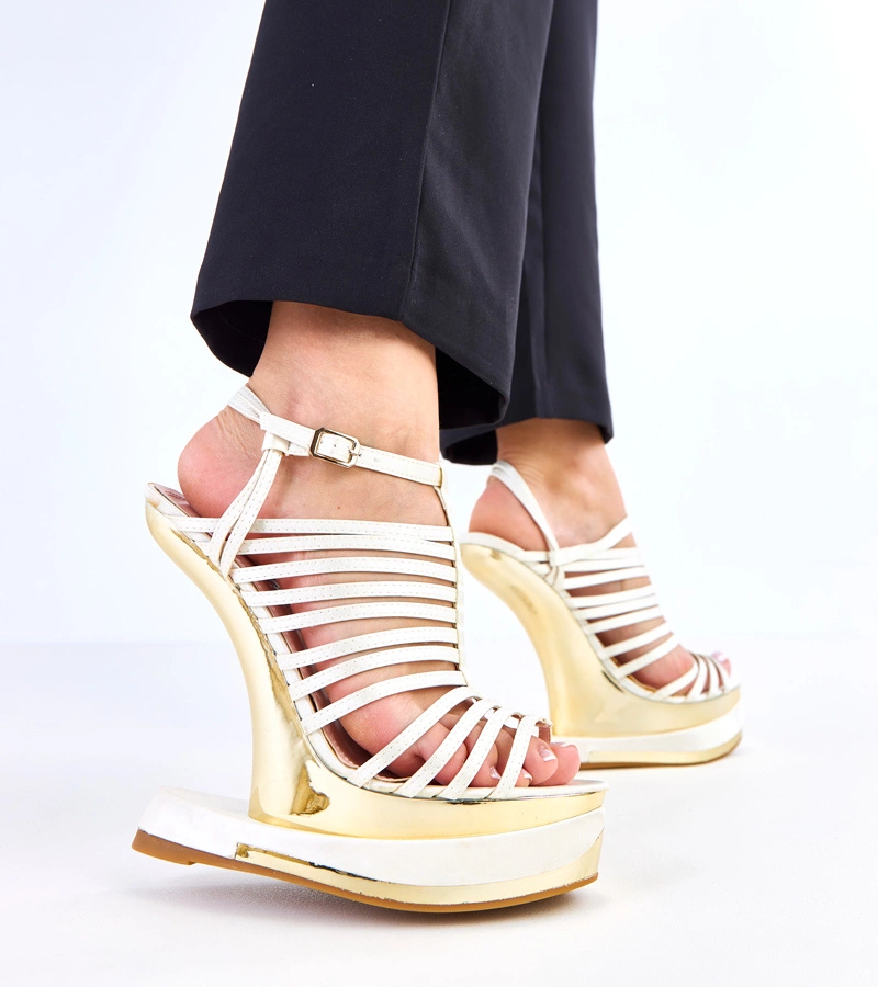 Bézs szandál futurisztikus sarokkal Elizer