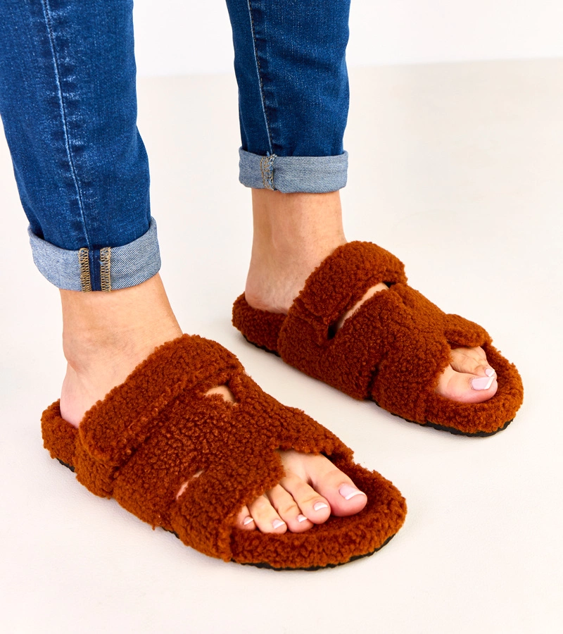 Barna szőrös, nyitott orrú papucs Felissa