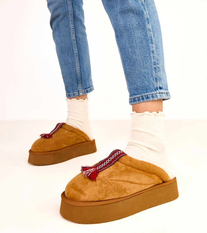 Barna zárt papucs színes betéssel Sarah