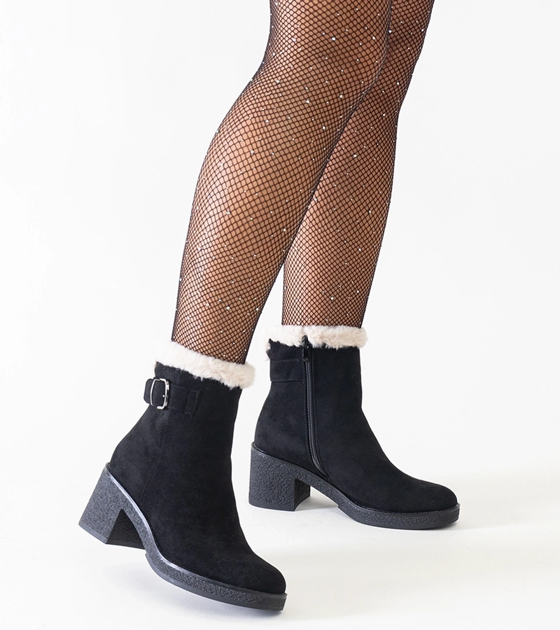 Fekete, tűsarkú csizmák, öko-zsámsz borítással díszítve.