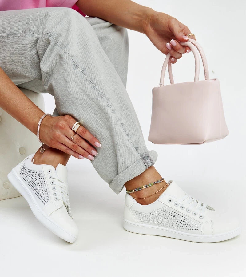 Gyenes cirkóniával díszített fehér sportcipők