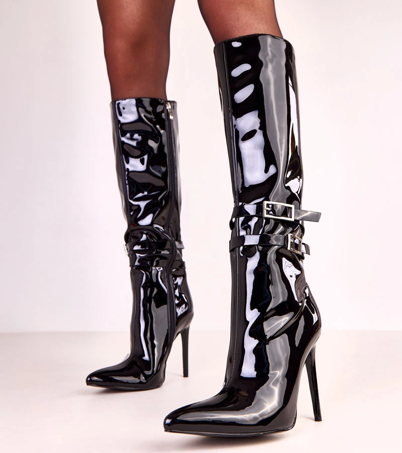 Fekete lakkozott csizma díszes csattal Asheris