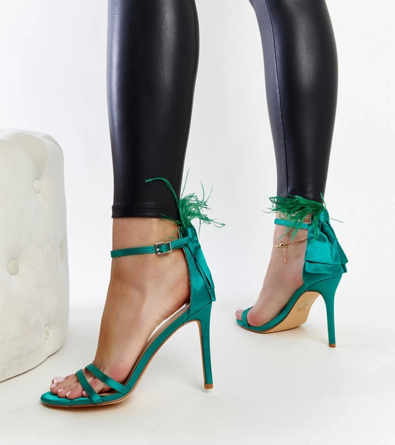 Adalgisio zöld szandáljai tollakkal