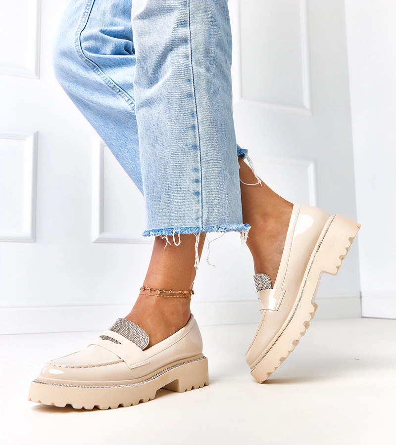 Laures lakkozott bézs mokaszinok cirkóniával díszítve