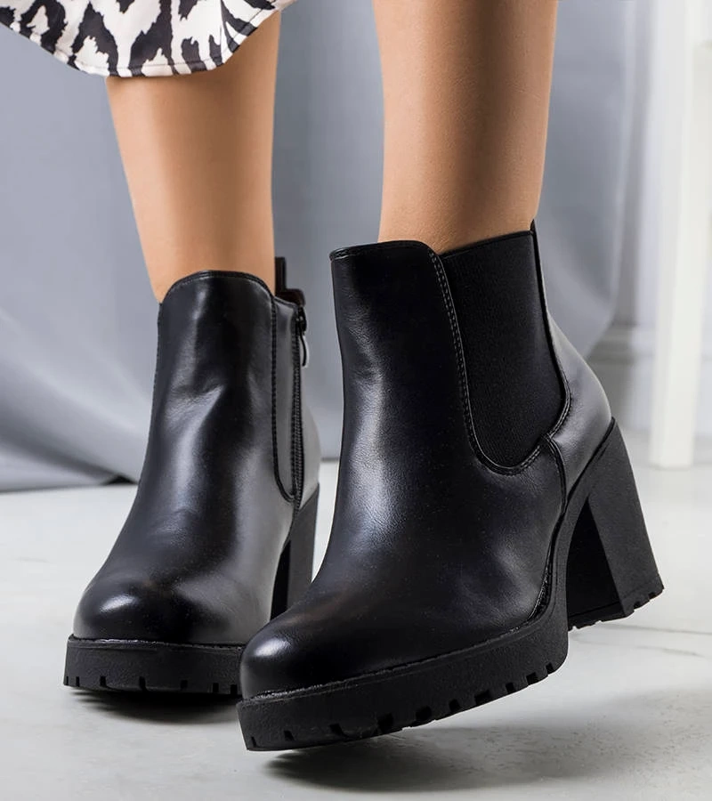 Fekete bélelt bokacsizma Cattan