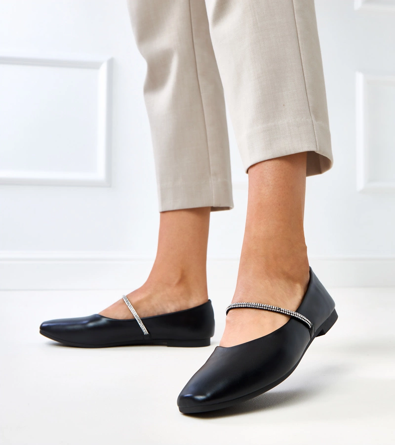 Fekete balerinacipők díszes pánttal Sikla