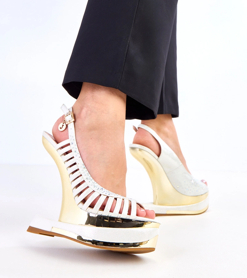 Fehér szandál cirkóniával futurisztikus sarkon Kenni