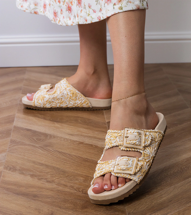 Firada bézs horgolt papucs csatokkal a pántokon