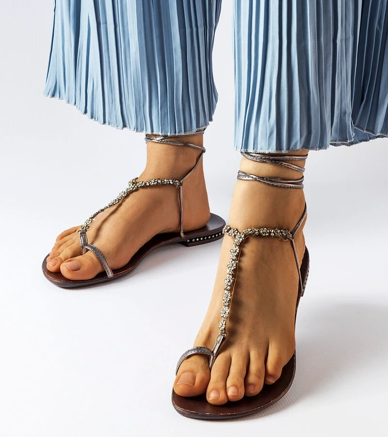 Sötétszürke cirkóniával díszített szandálok