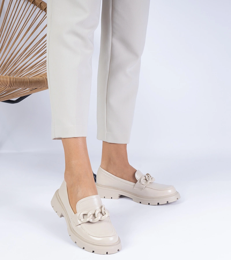 Bézs lakkozott mokaszinok Klesia dísszel