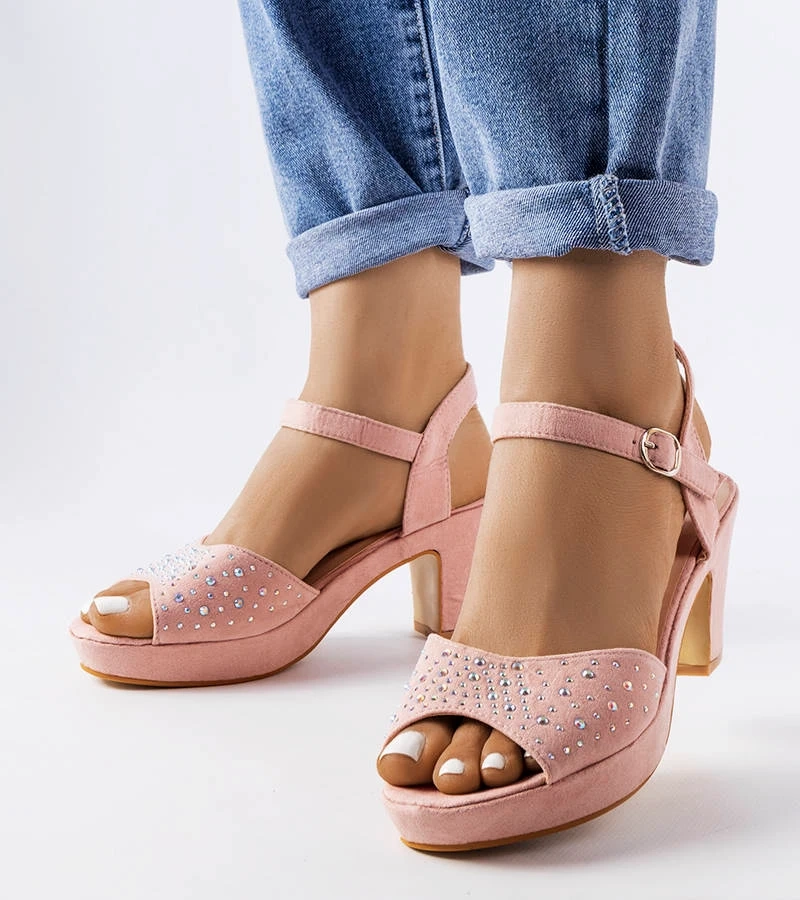 Rózsaszín szandál Beltane cipőtálcán