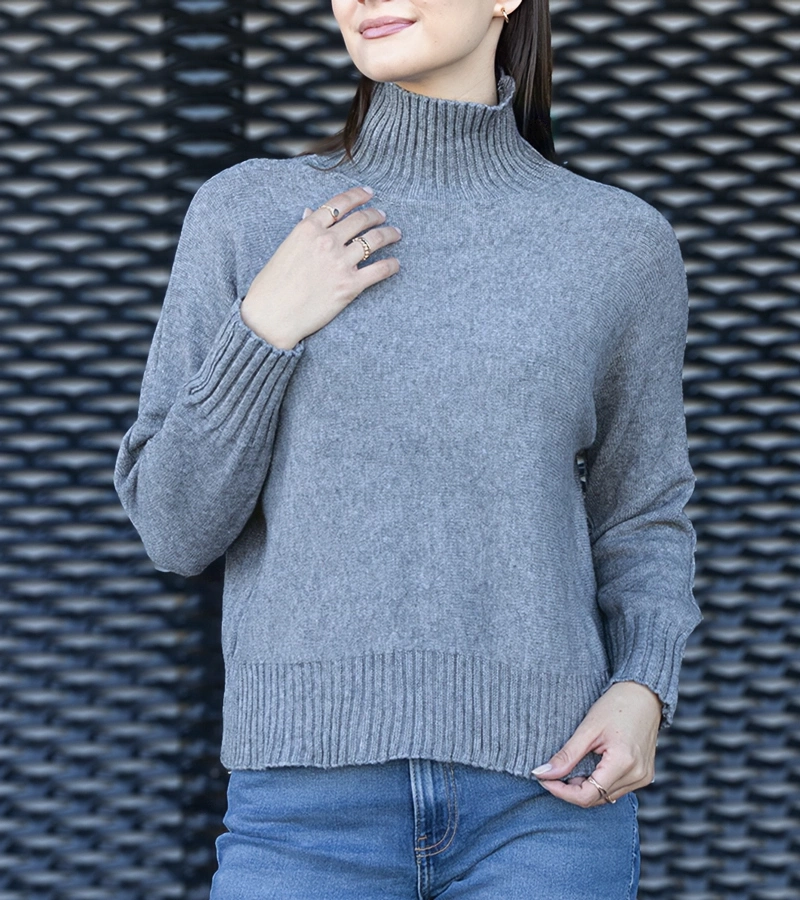 Szürke, laza szabású Lukana garbó.