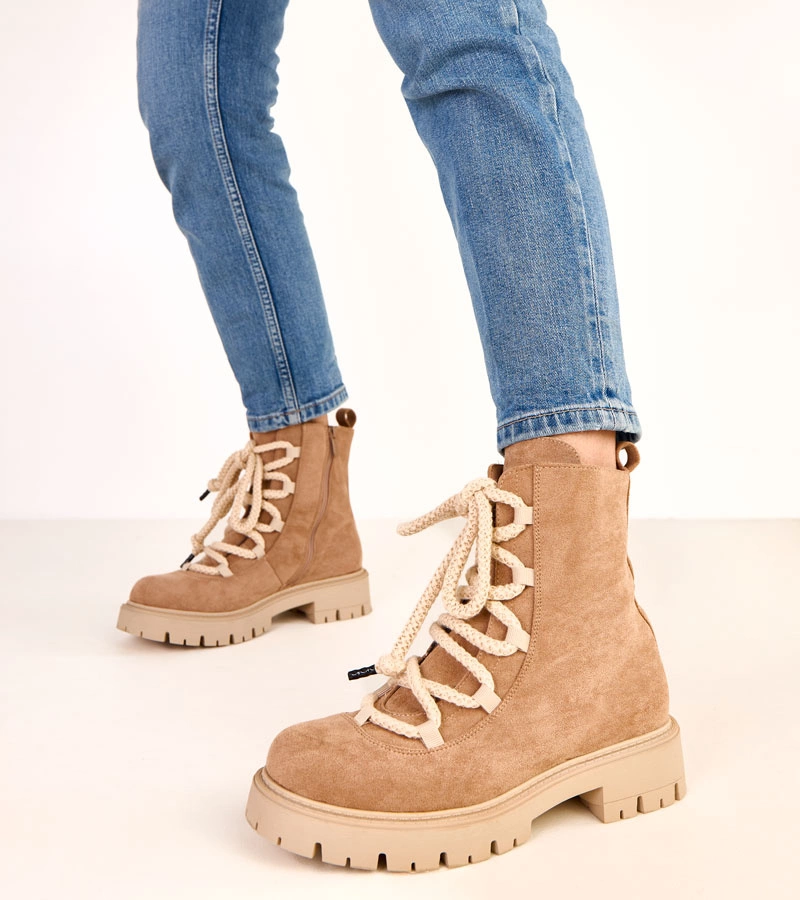 Bézs bokacsizma díszes fűzővel Gabria